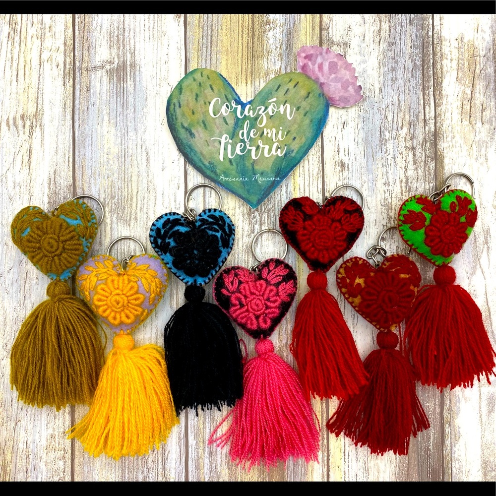 Corazóncito heart embroidered keychain